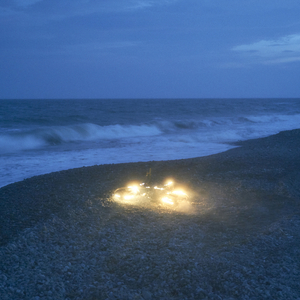 棒棒糖放在眼睛里吸收
