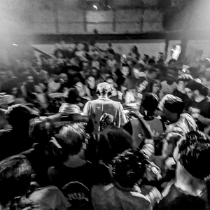 棒棒糖放在眼睛里吸收
