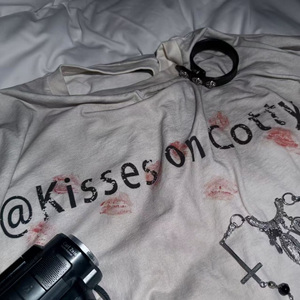 棒棒糖放在眼睛里吸收
