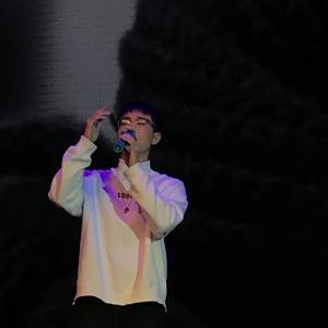 棒棒糖放在眼睛里吸收
