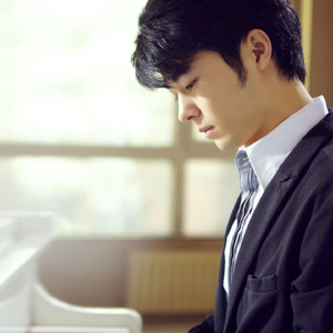 棒棒糖放在眼睛里吸收
